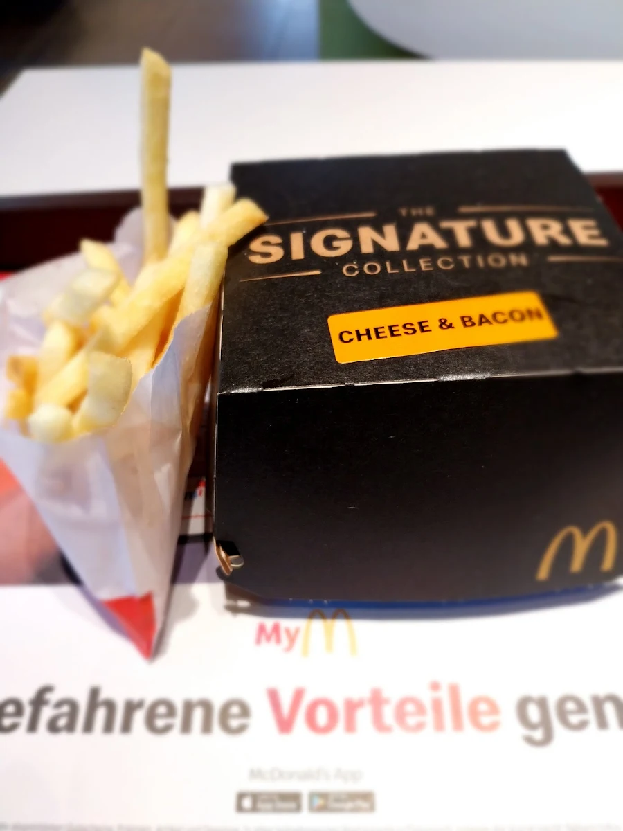 The Signature Collection Bacon & Cheese Burger & Kl Pommes Frites