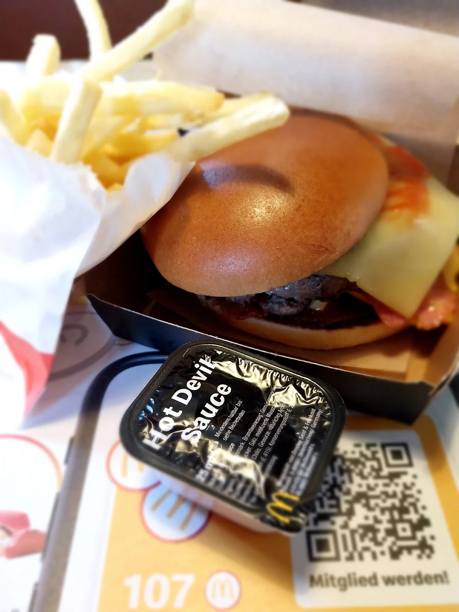 The Signature Collection Bacon & Cheese Burger Mit Kl Pommes Frites & Hot Devil Sauce