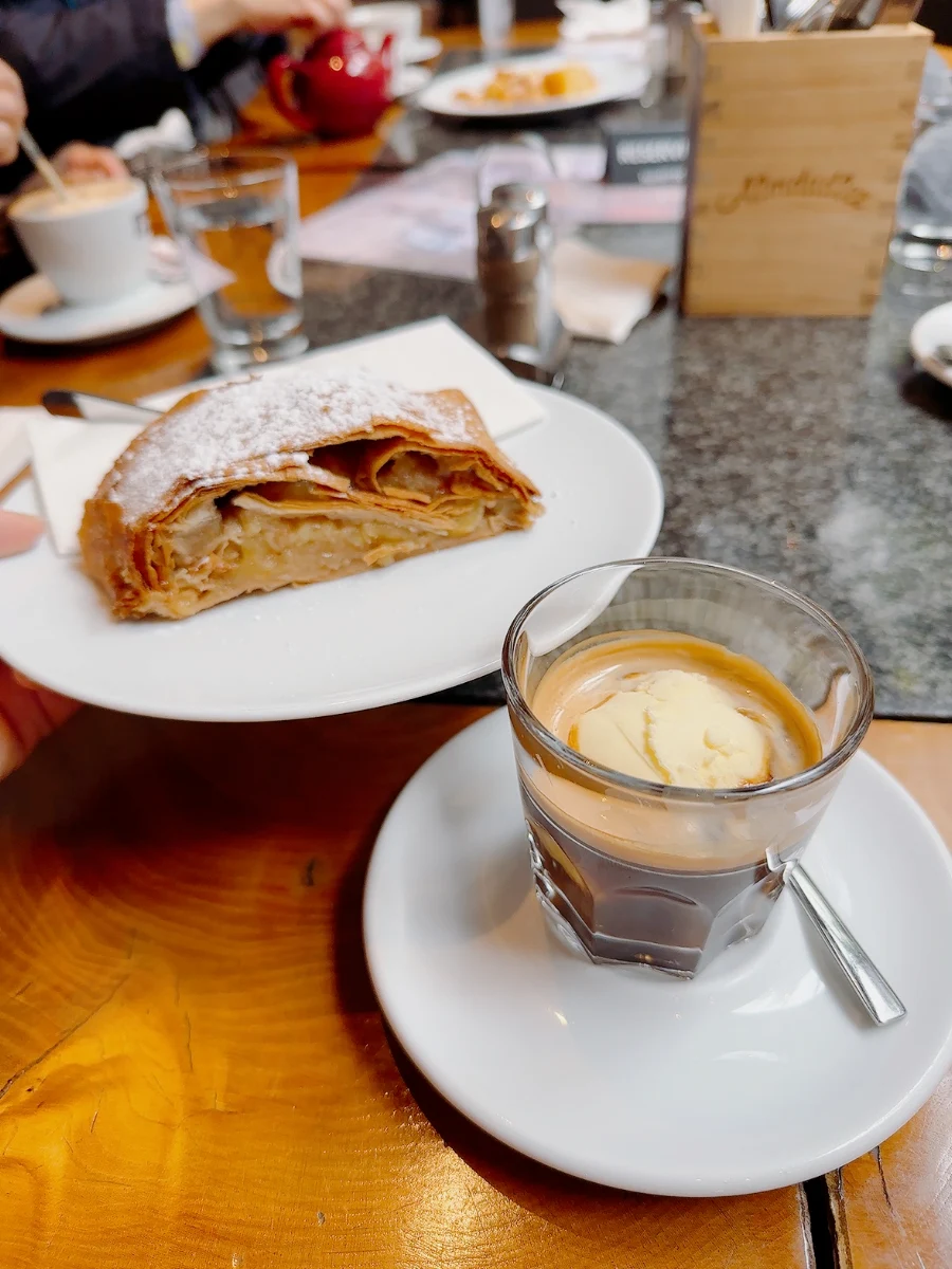 Apple Strudel Darjeeling Tea