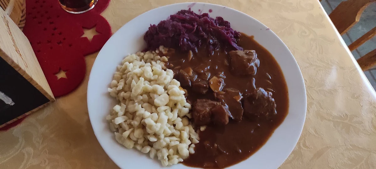Hirschgulasch Mit Spätzle Und Rotkraut