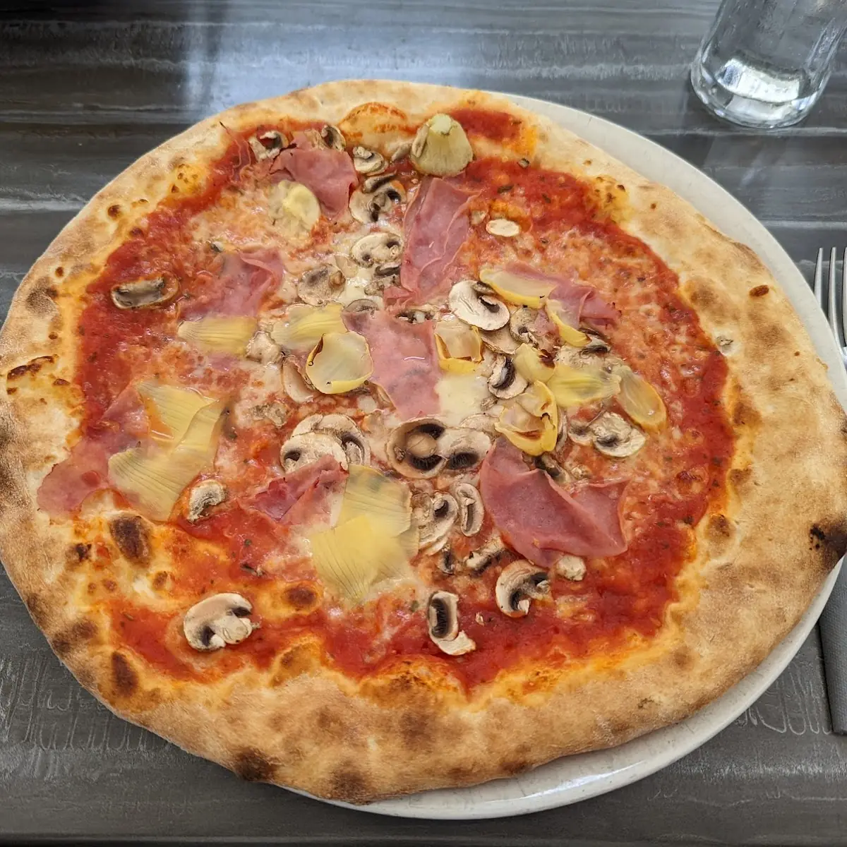 Eine Kümmerliche Pizza Capricciosa