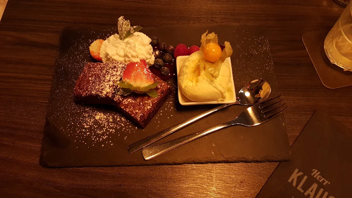 Brownie Mit Vanilleeis Und Sahne