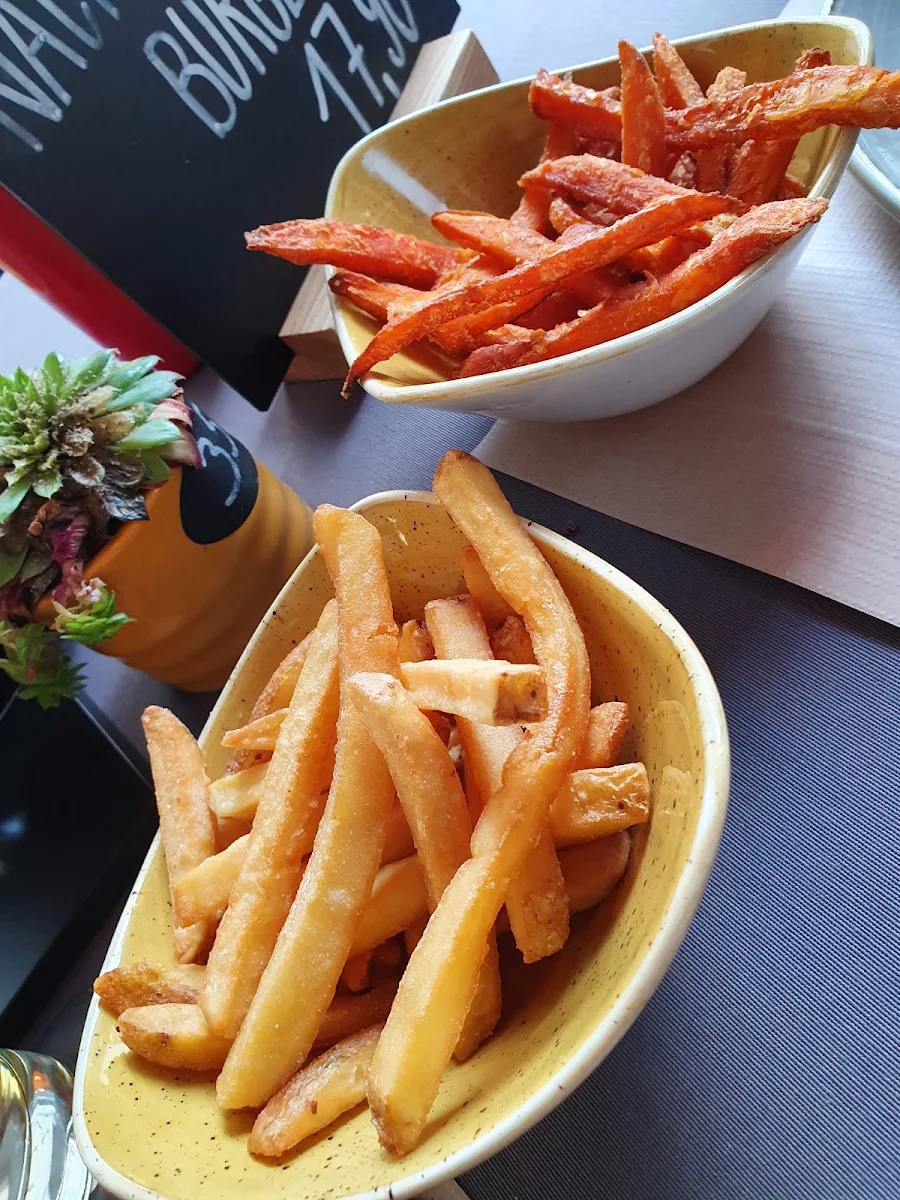 Pommes Und Süßkartoffelpommes