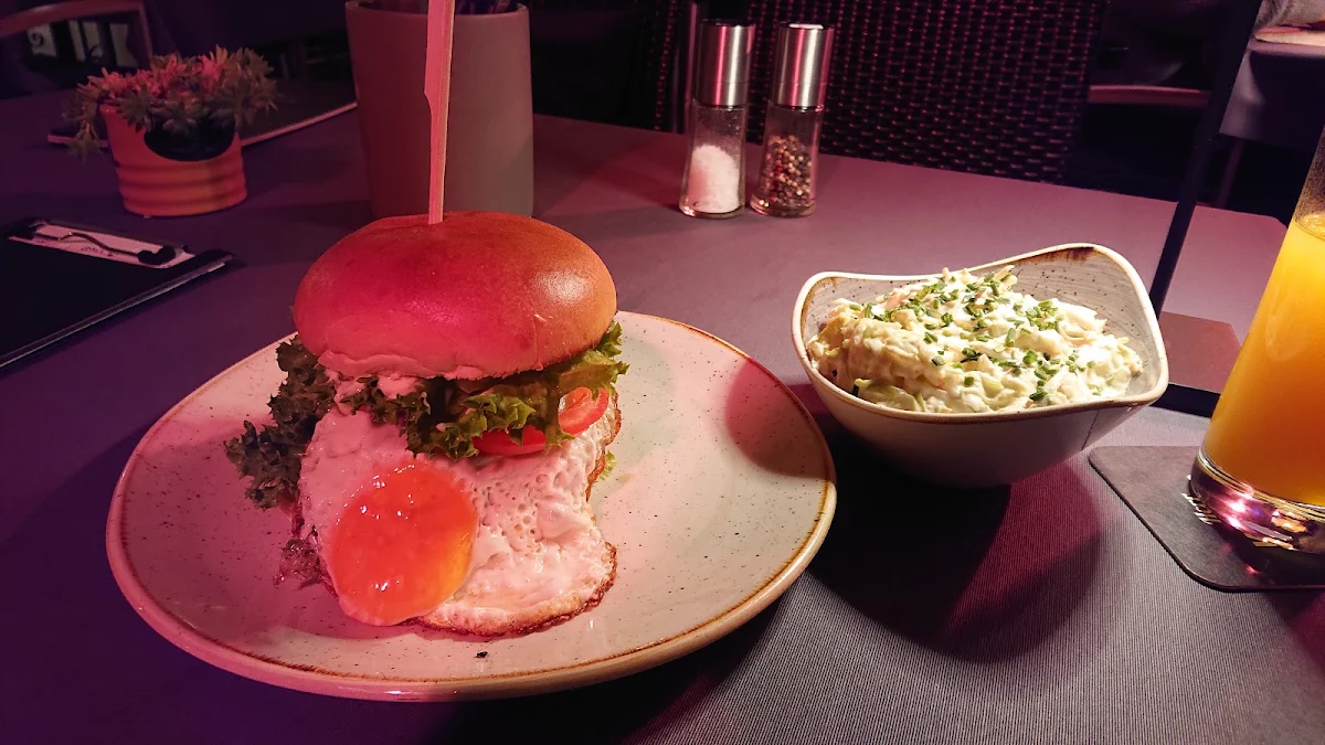 Veggie Burger Mit Spiegelei & Coleslaw