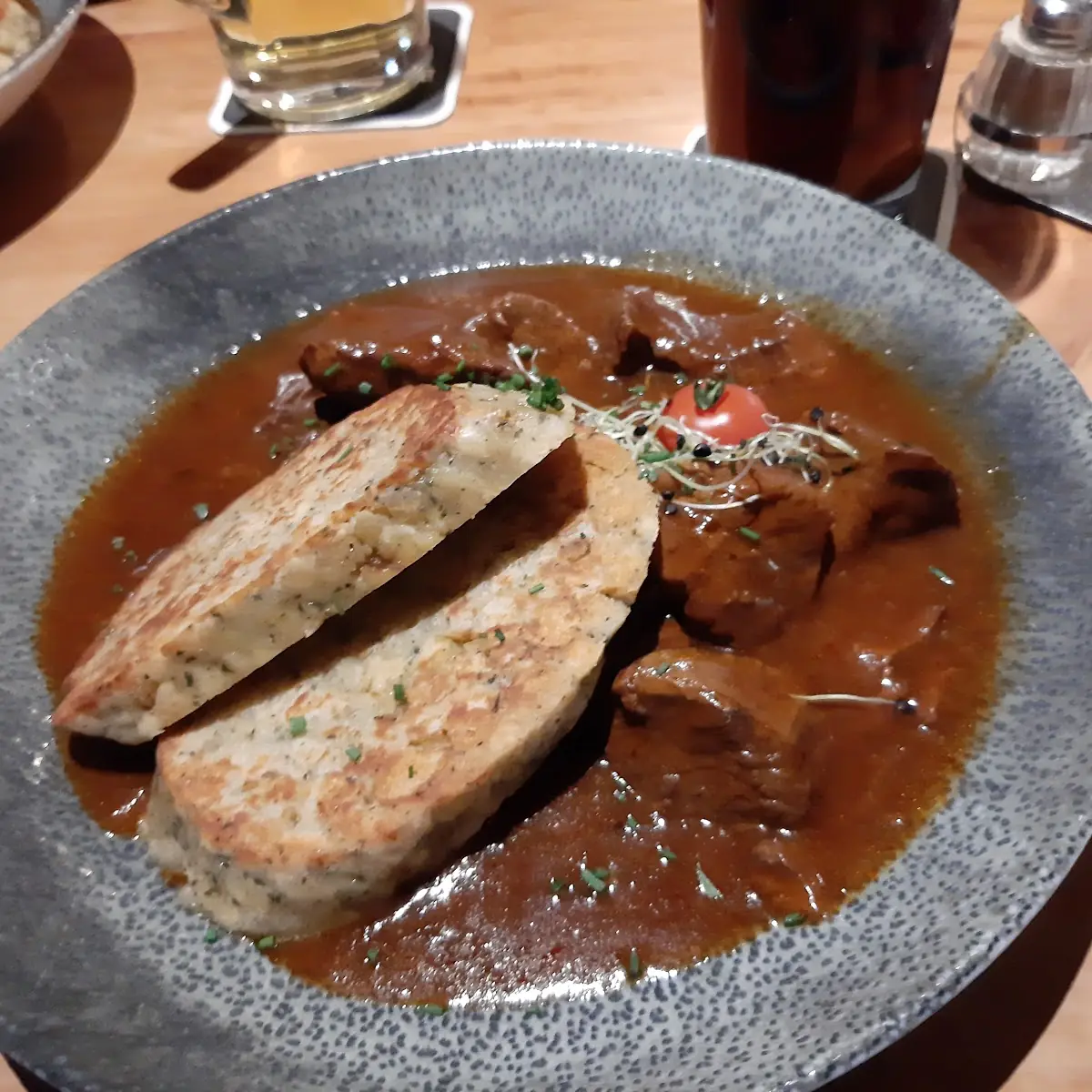 Biergulasch Mit Servittenknödel