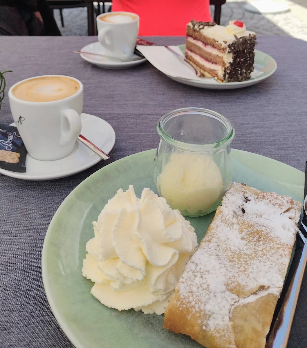 Strudel & Chocolate Cake Slice