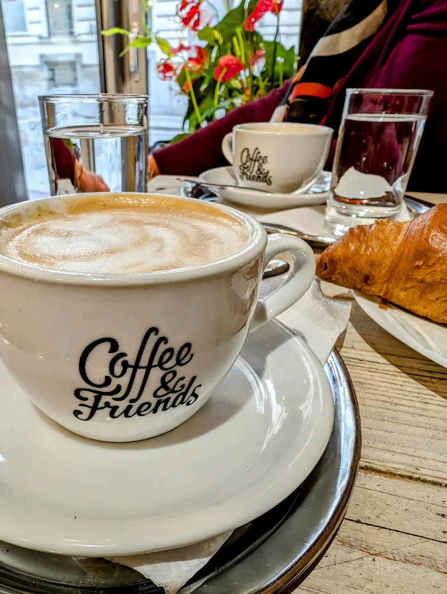 Cappuccino Und Croissant