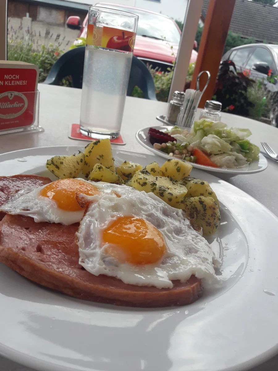 Leberkäse Mit Spiegelei Petersielkartoffeln Und Salat
