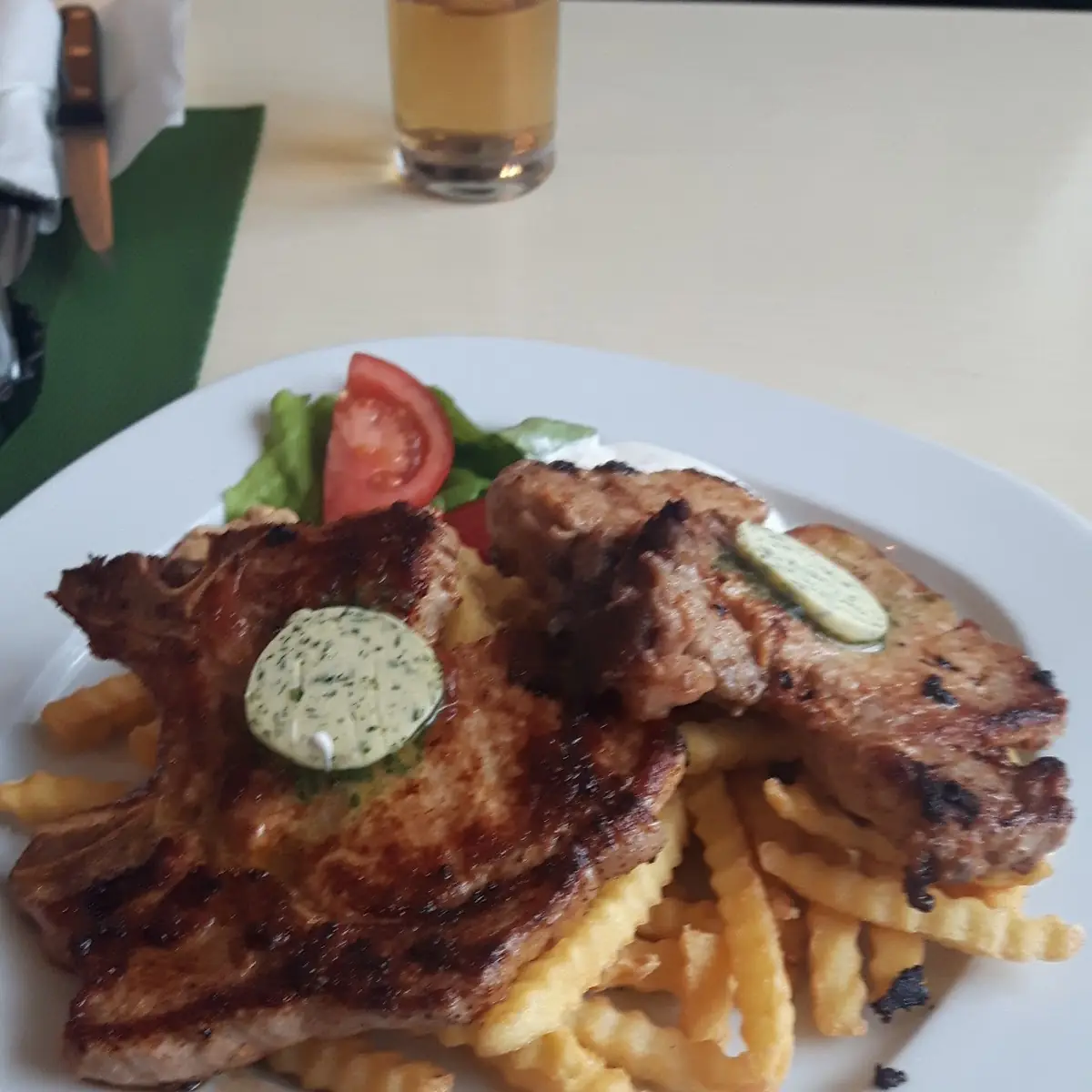 Grillkotlett Mit Pommes