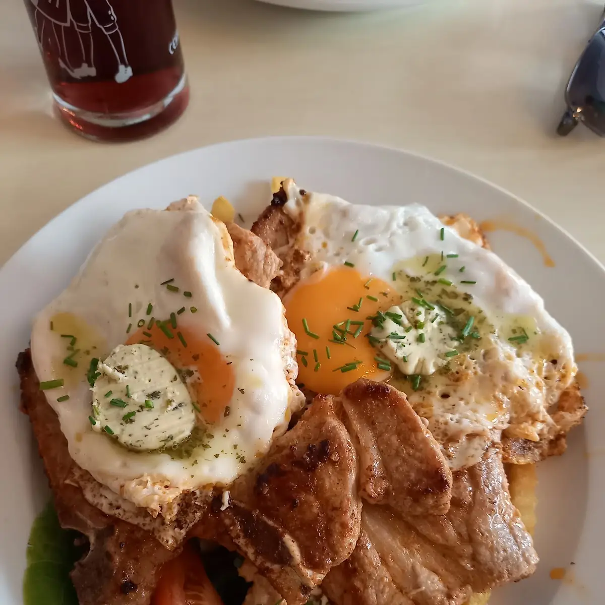 Svinjski Kotlet S Jajima Na Oko I Pommes