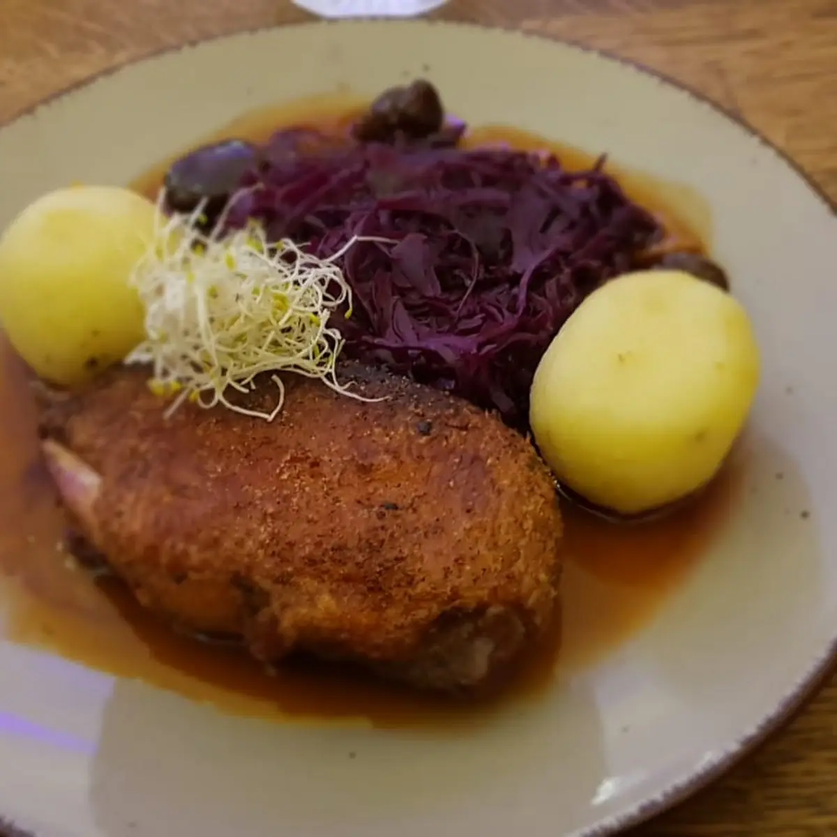 Gansl Mit Rotkraut Und Erdäpfelknödel