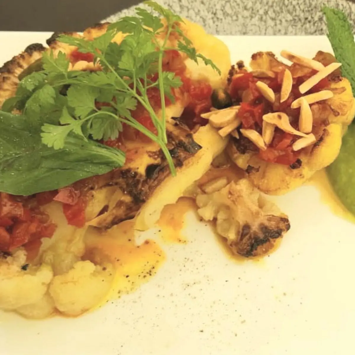 Geflämmtes Karfiolsteak Erbsencreme Und Caramelisierte Feigen