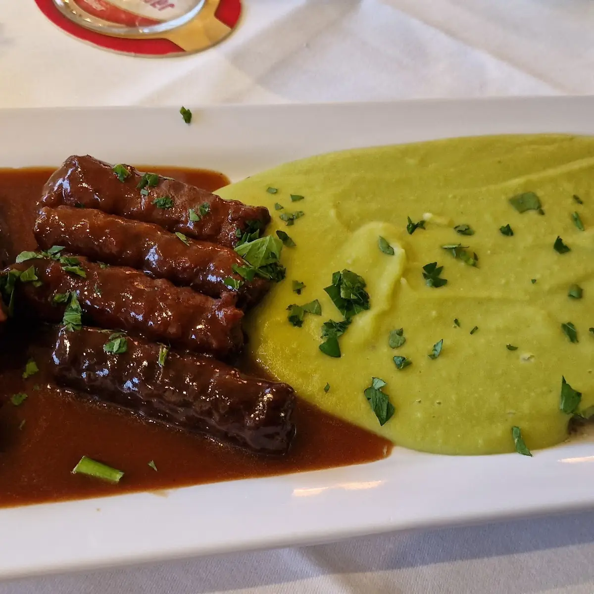 Cevapcici Auf Erbsenpüree