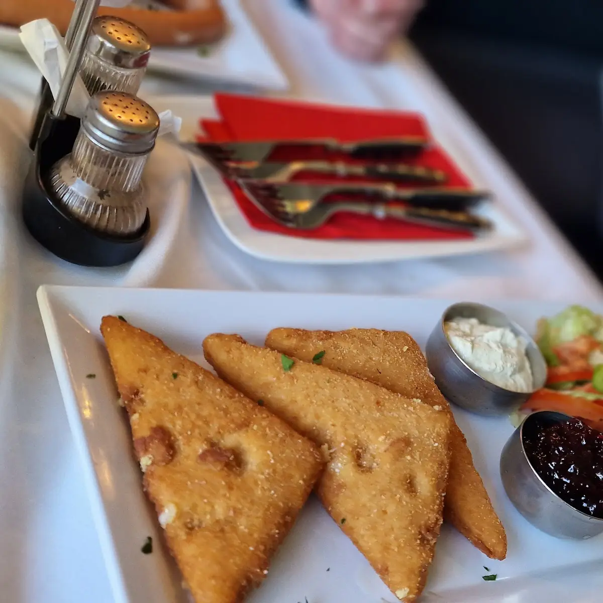 Gebackener Emmentaler Mit Preiselbeeren Und Sauce Tartar