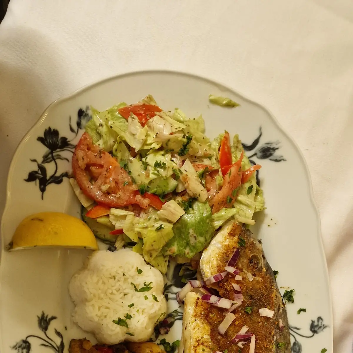 Goldbrasse Vom Grill Mit Basmatireis Und Salad Beilagen