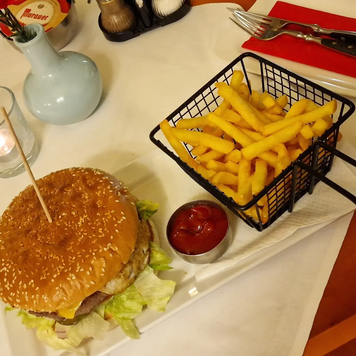 Hausburger Mit Pommes