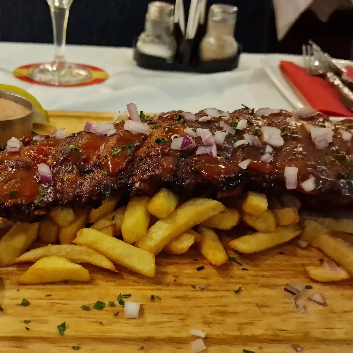 Spareribs Mit Pommes Und Haussaucen