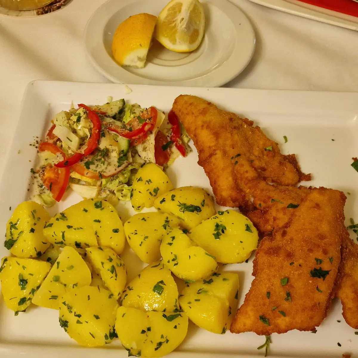 Zanderfilet Gebacken Mit Petersilikartoffel Und Haussalat