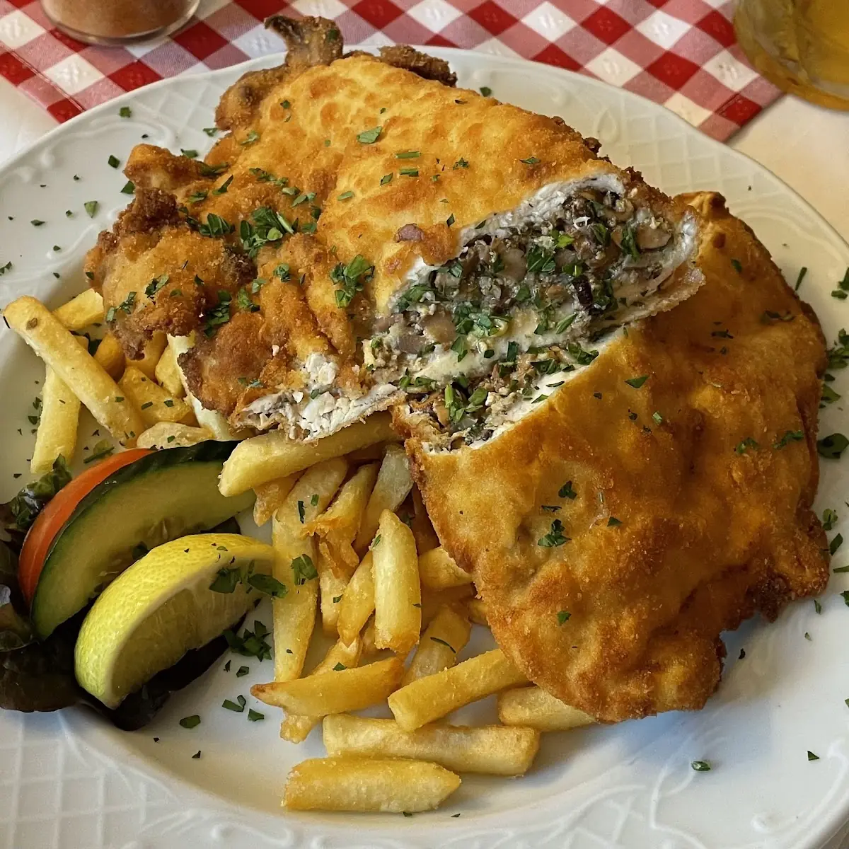 Gebackenes Hühnerfilet Gefüllt Mit Eierschwammerl