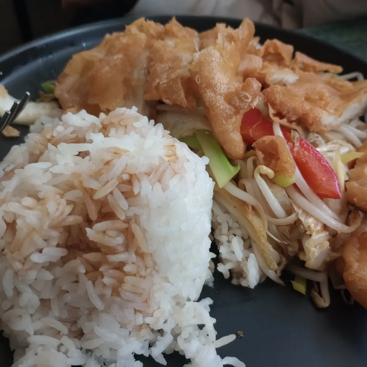 Crispy Chicken with Noodle and Vegetable
