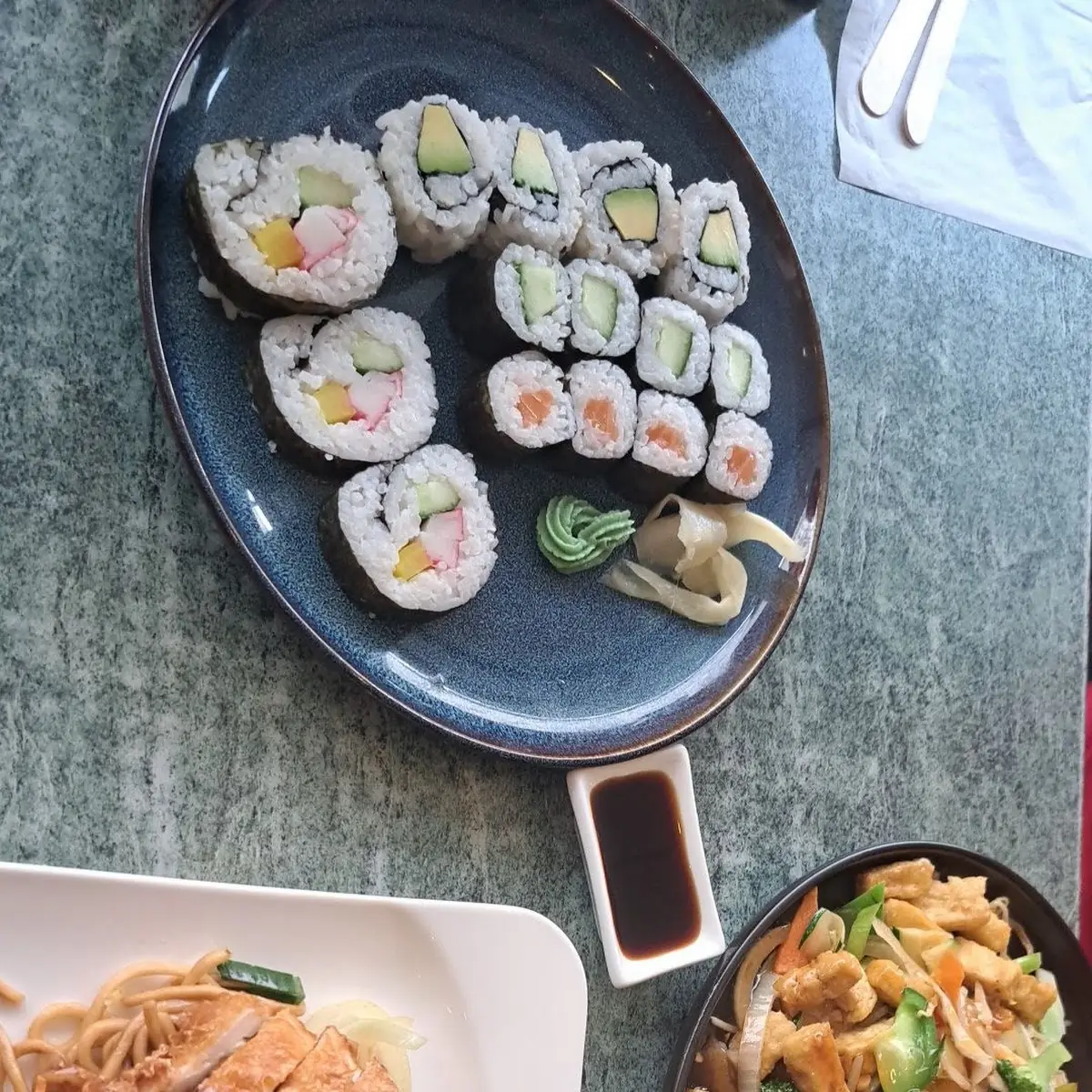 Gemischte Maki Knüspriges Hühnerfleisch Auf Nudeln Und Tofu Mit Gemüse Und Reis