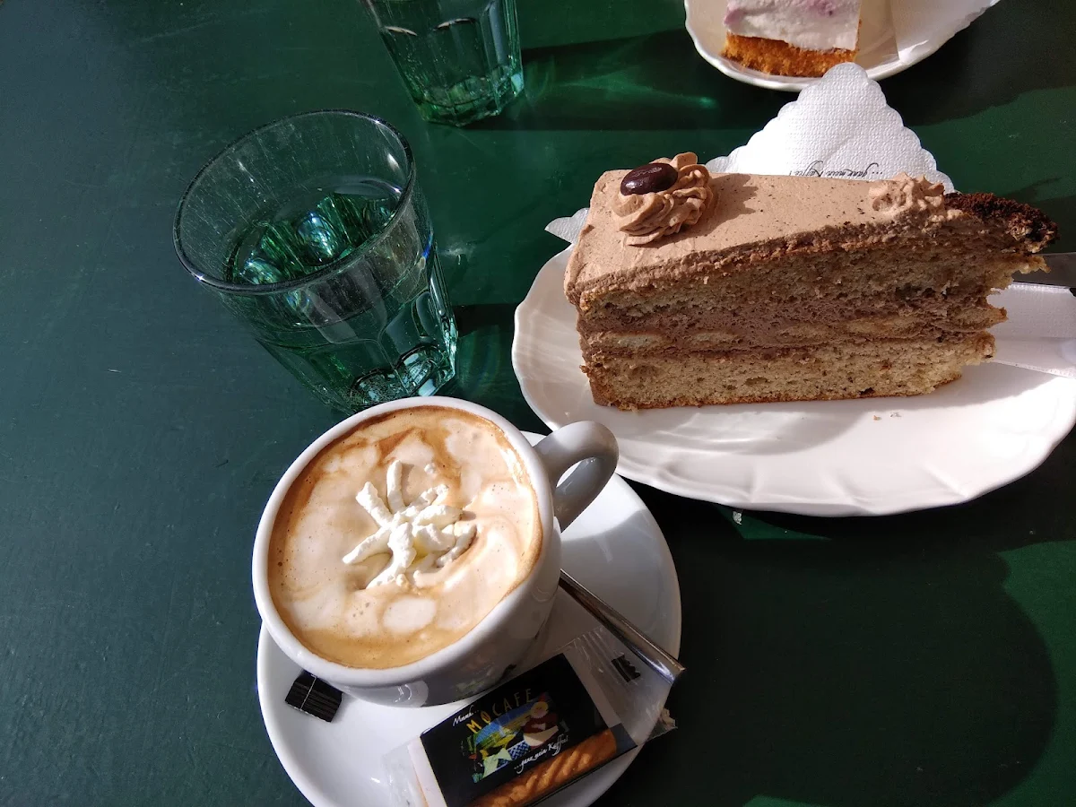 Cappuccino Mit Schlagobers Und Kaffeetorte