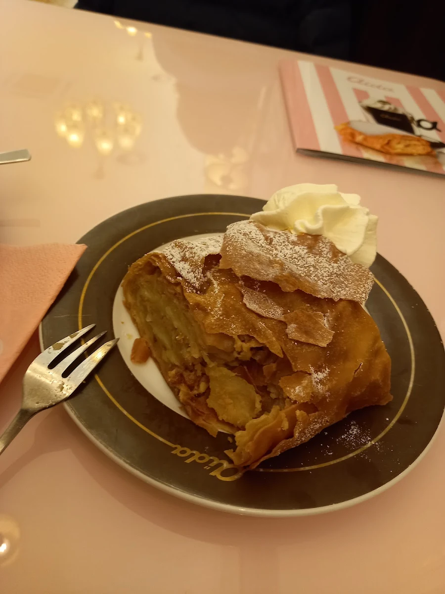 Apfelstrudel Mit Vanillesauce