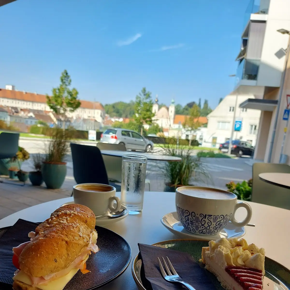 Gefüllter Kornspitz Und Torte