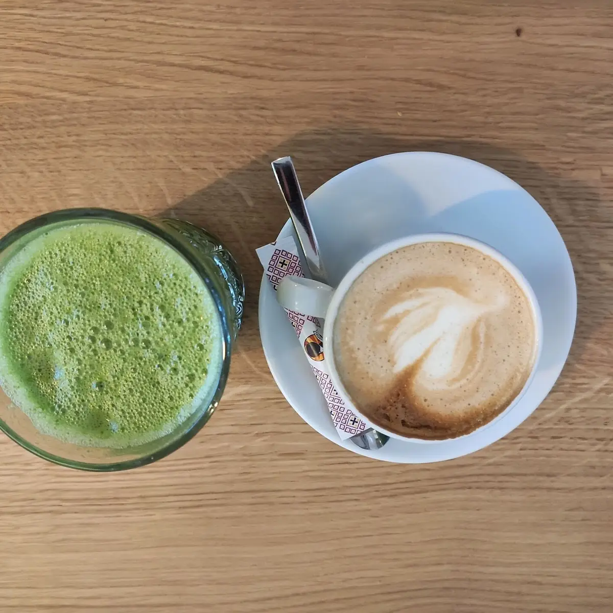 Grüner Smoothie & Cappucino