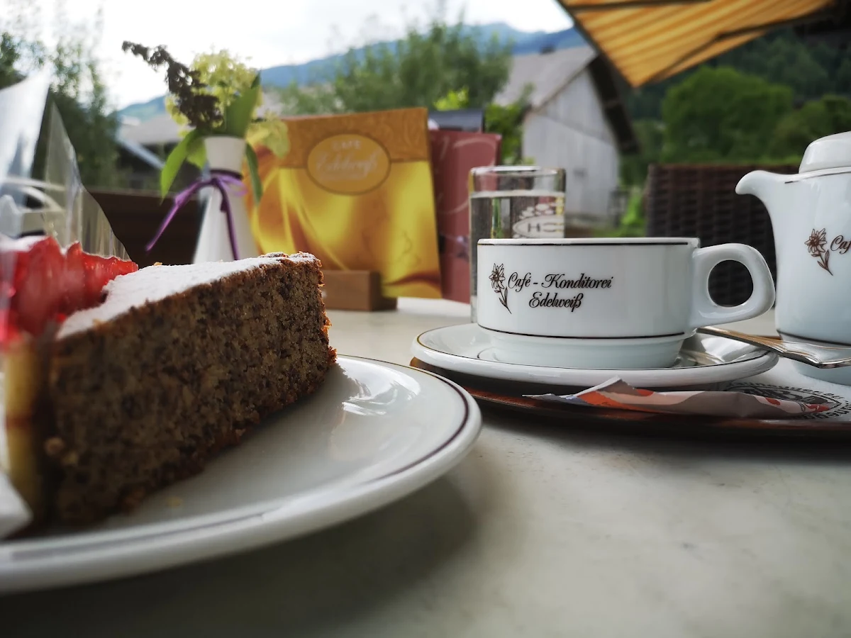 Nusskuchen Und Erdbeerkuchen