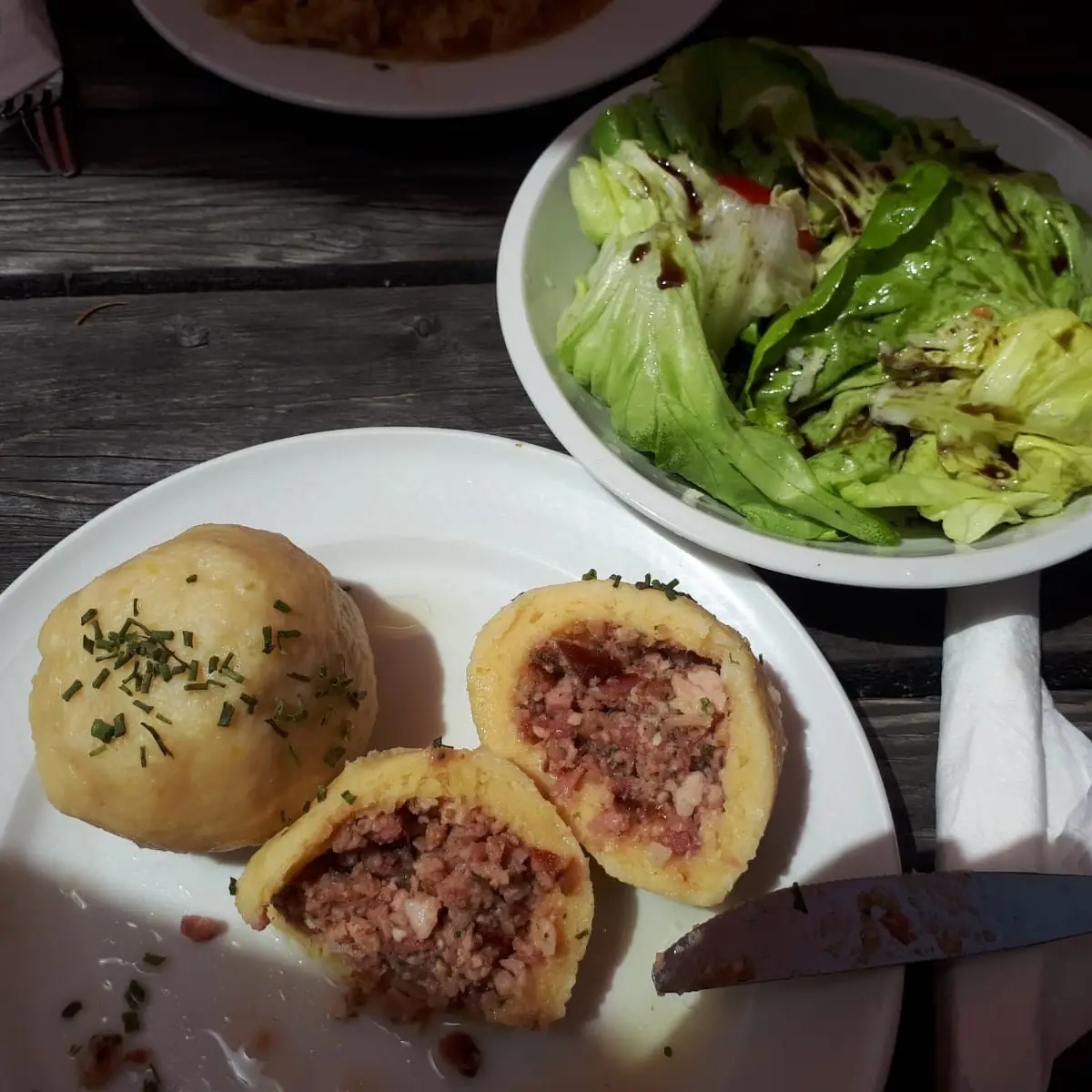 Wurst Und Grammelknödel Grüner Salat