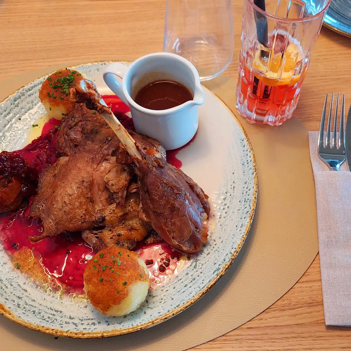 Traditionelles Gansl Mit Rotkraut Erdäpfelknödel Bratapfel Mit Nussfülle Und Bratensaft