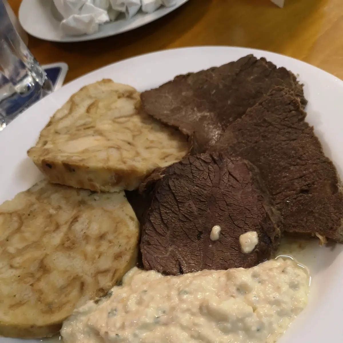 Gekochtes Rindfleisch Mit Semmelknödel Und Schnittlauchsauce