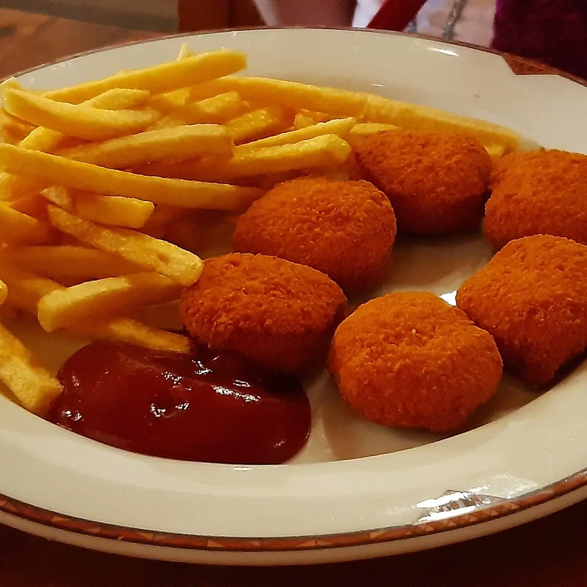 Chicken Nuggets Mit Pommes