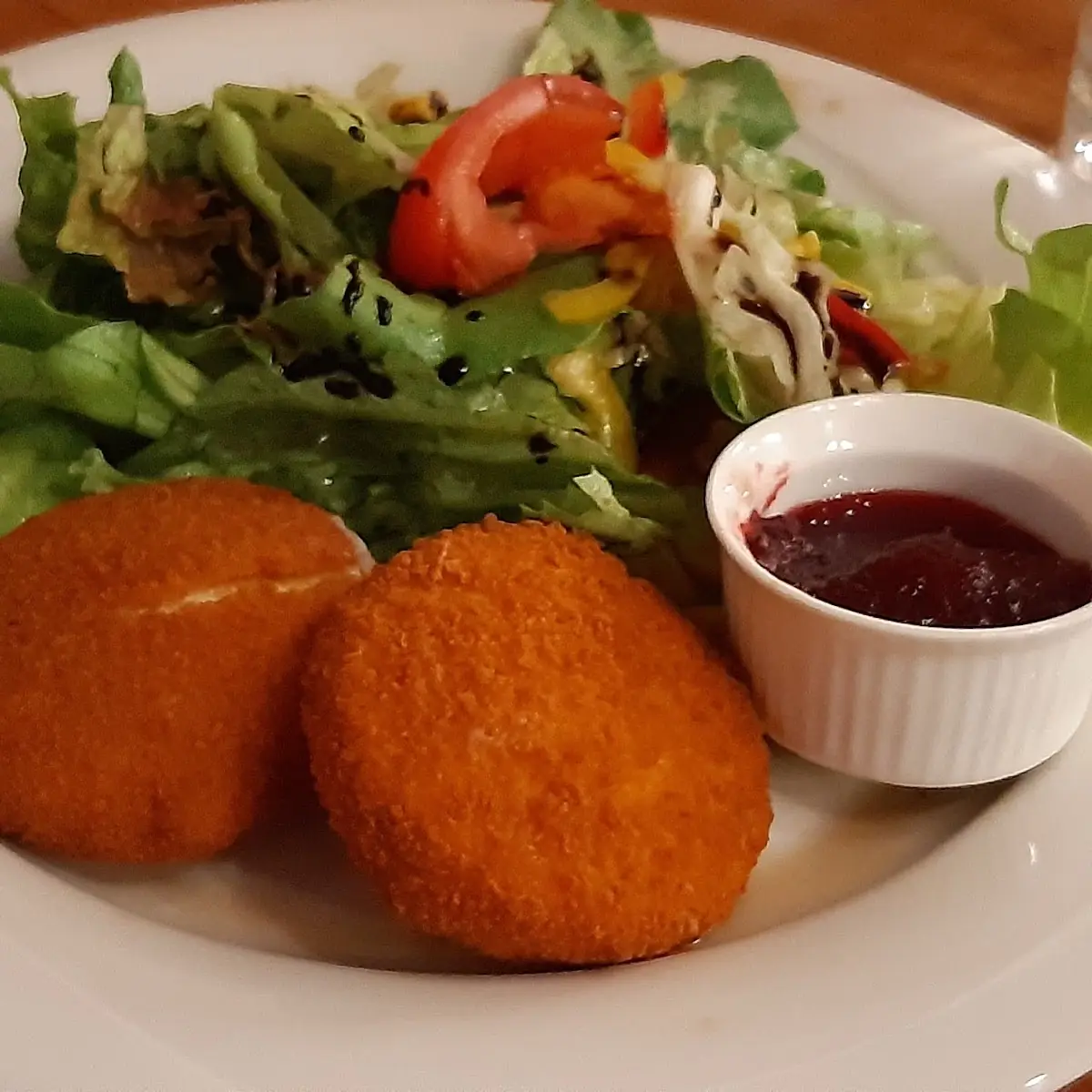 Gebackenes Camembert Auf Salat