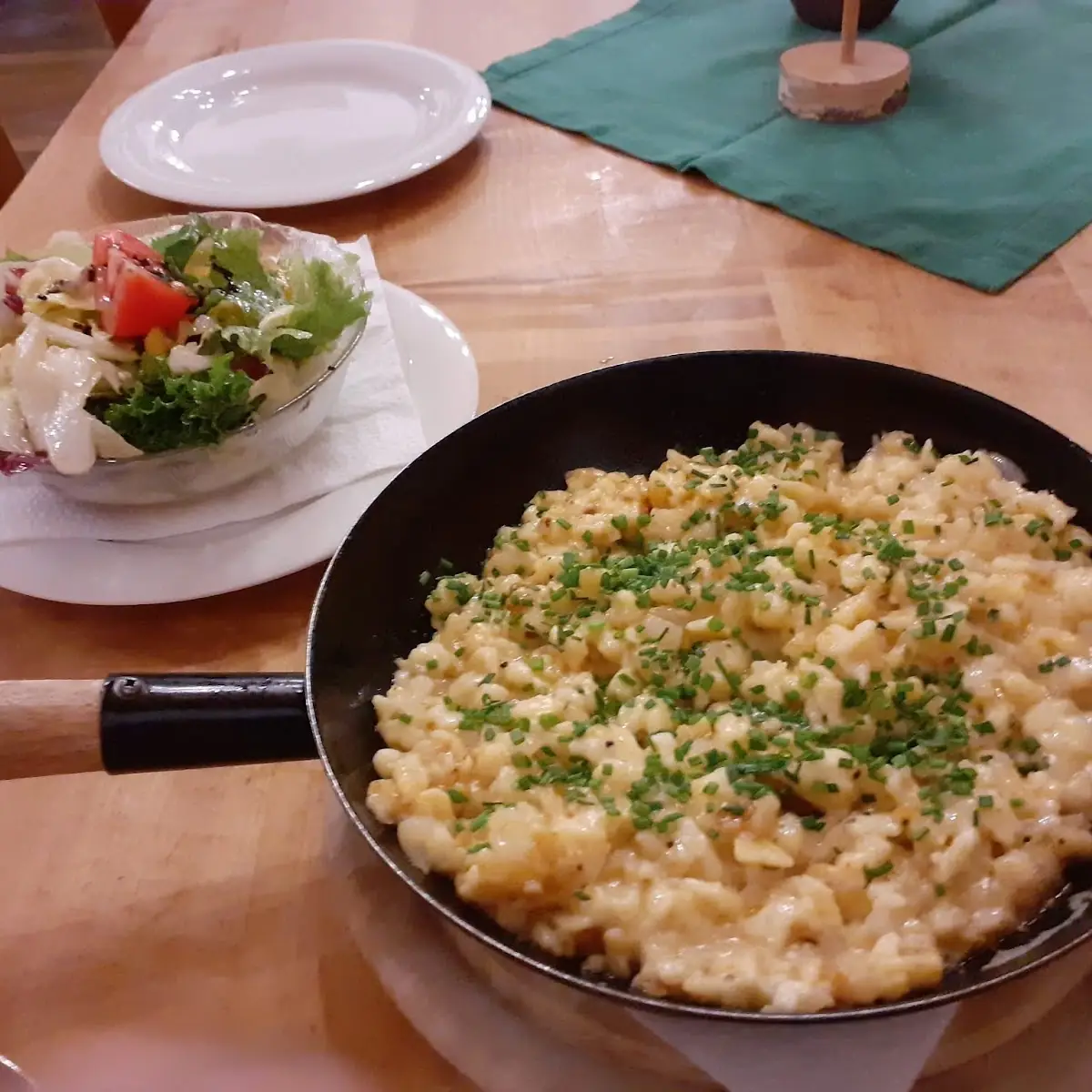 Kasnocken Im Pfandl Mit Salat