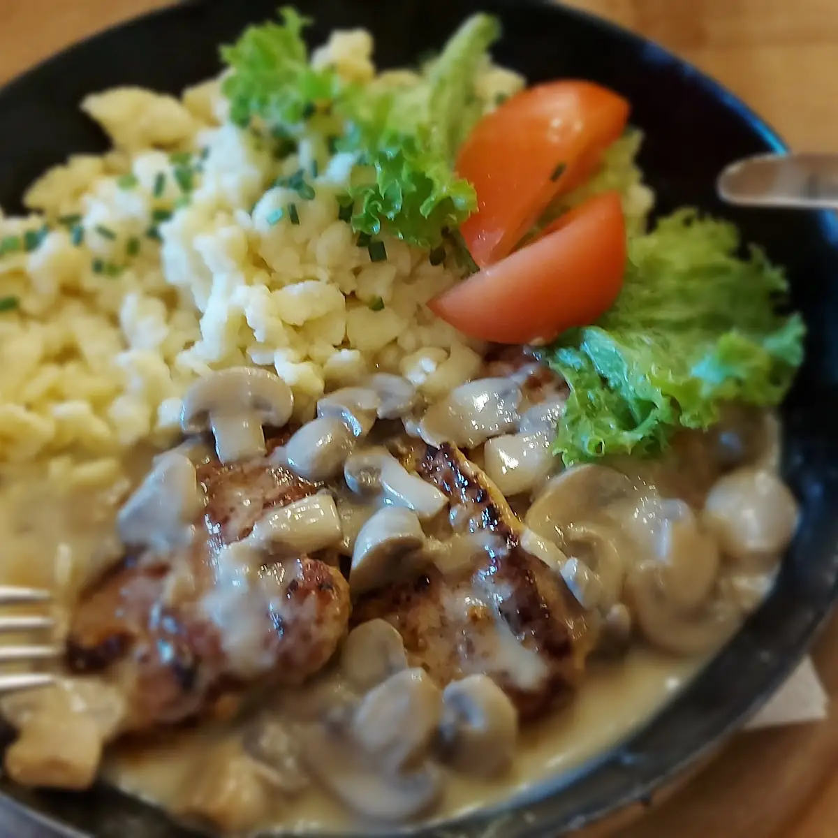 Schweinemedailons Mit Spätzle In Schwammerlsouce