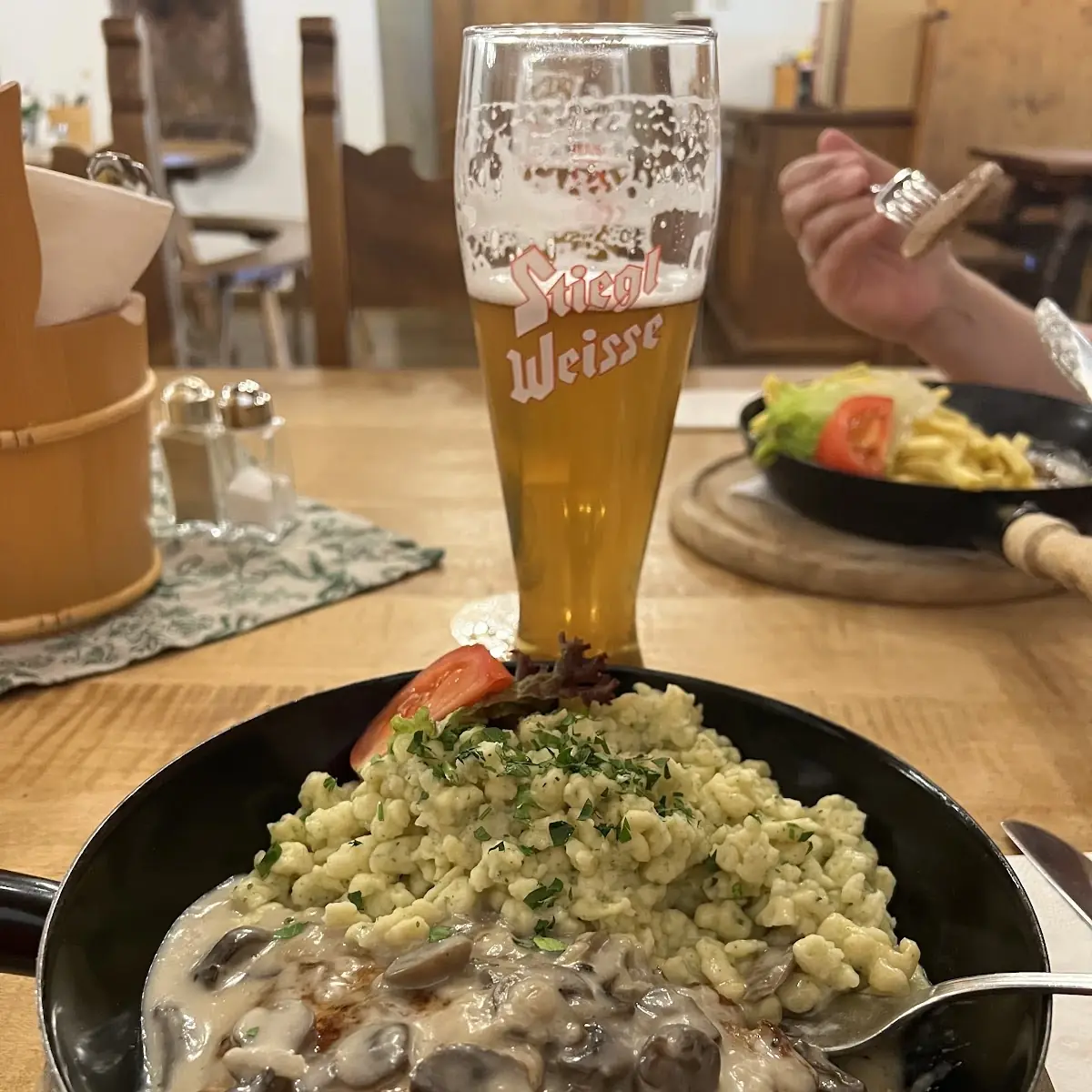 Schweinemedalions Mit Pilzrahmsoße Und Spätze