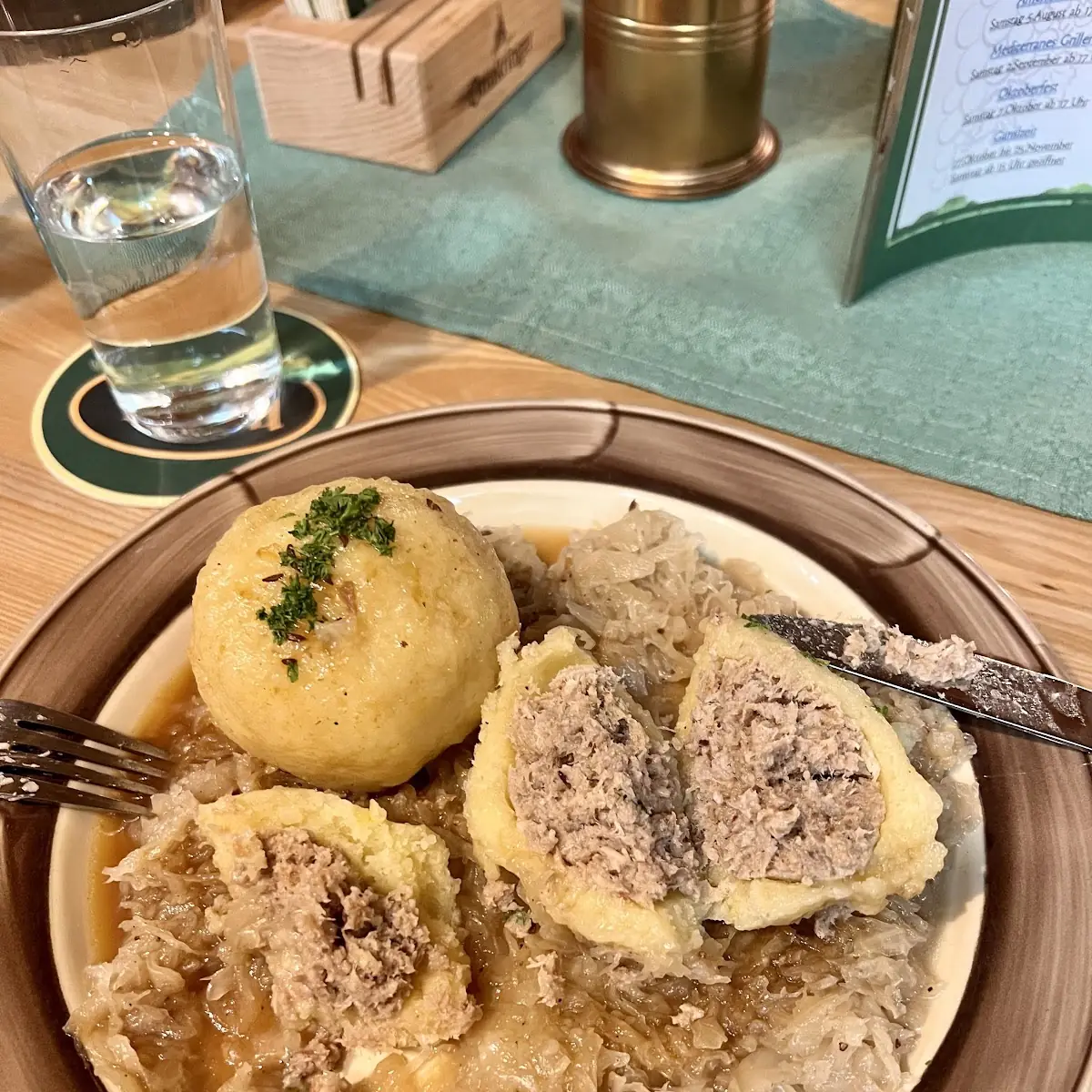 Hühnergrammelknödel Mit Sauerkraut