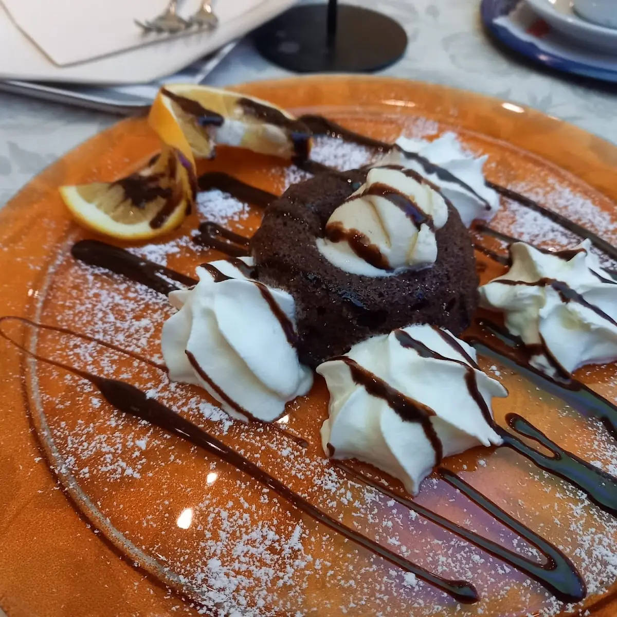 Mor Im Hemd Mit Vanilleeis Und Schokosauce