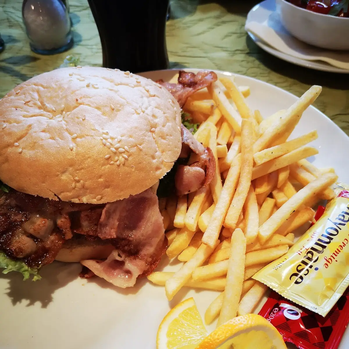 Hausburger Mit Pommes