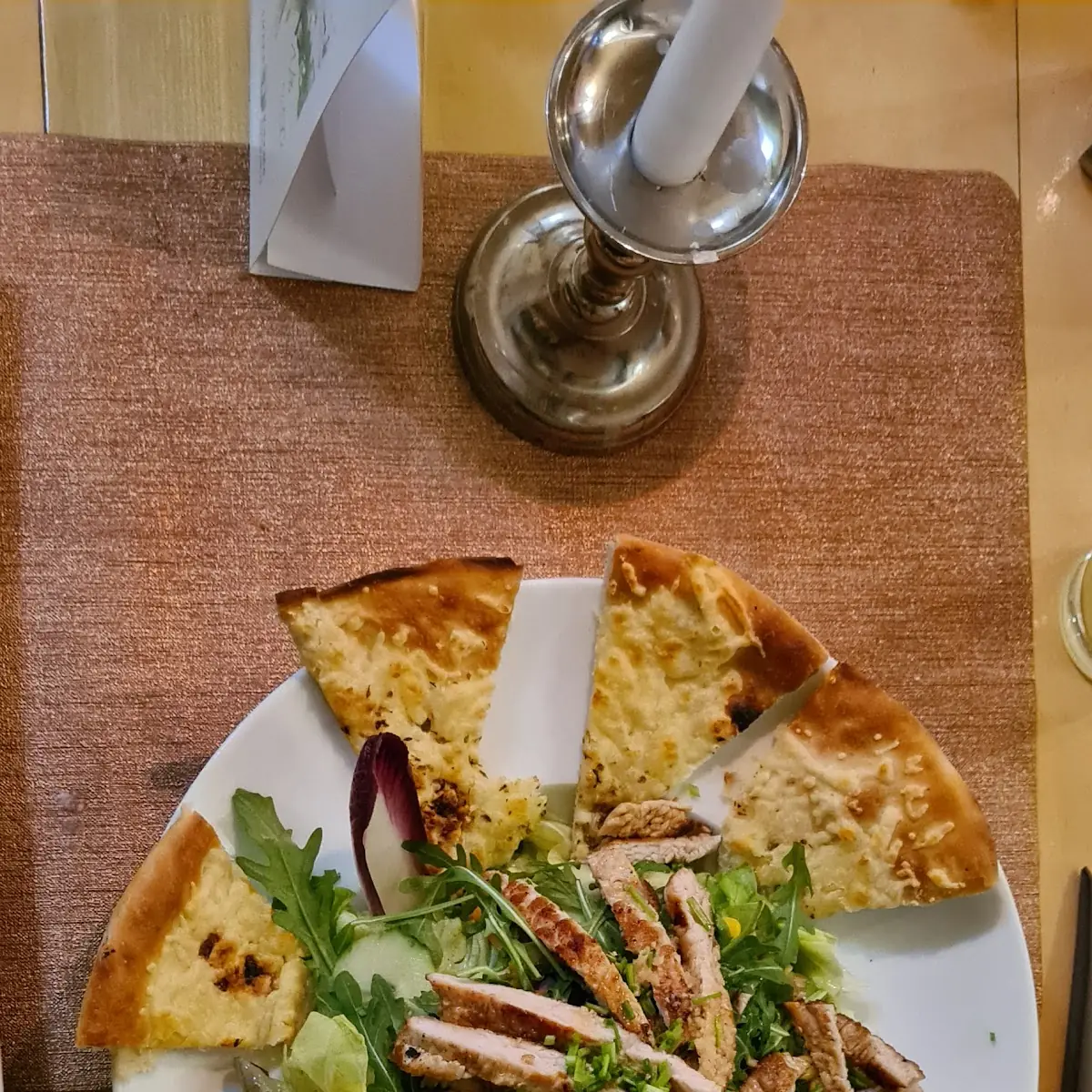 Fitness Salat Mit Gegrillten Putenstreifen Und Pizzabrot