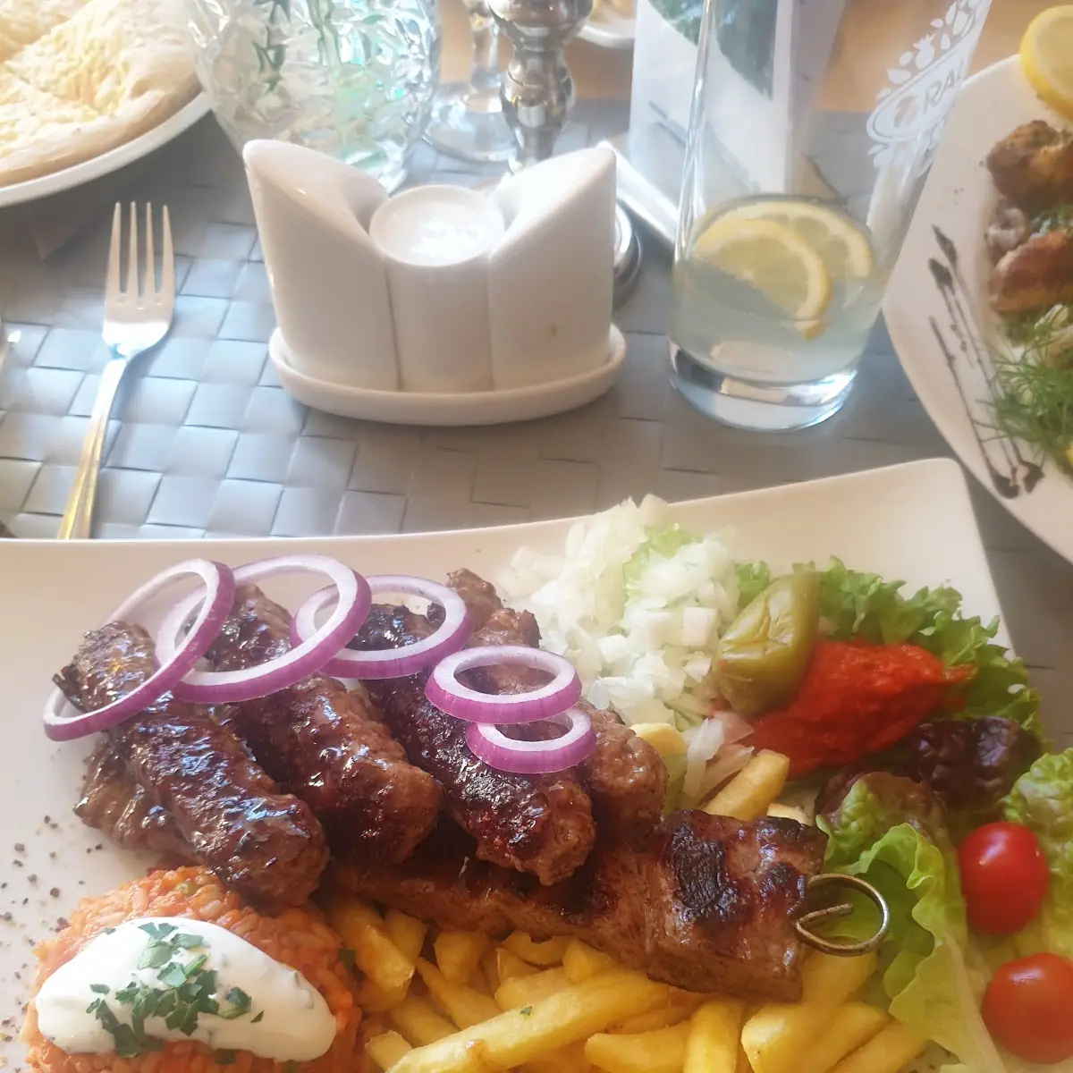 Pola Pola Halb Cevapcici Halb Fleischspieß