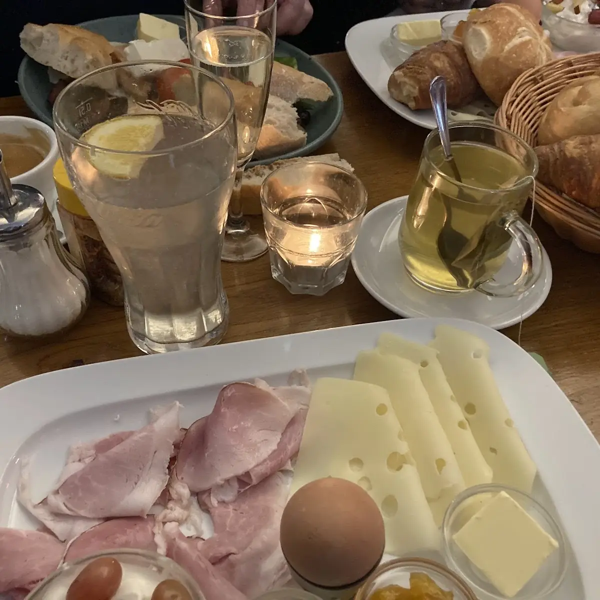 Wiener Frühstück Mit Tee Und Orangensaft