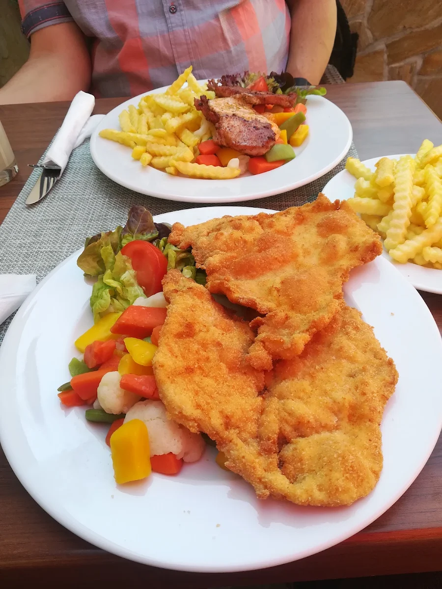 Putenschnitzel Mit Gemüse Und Pommes