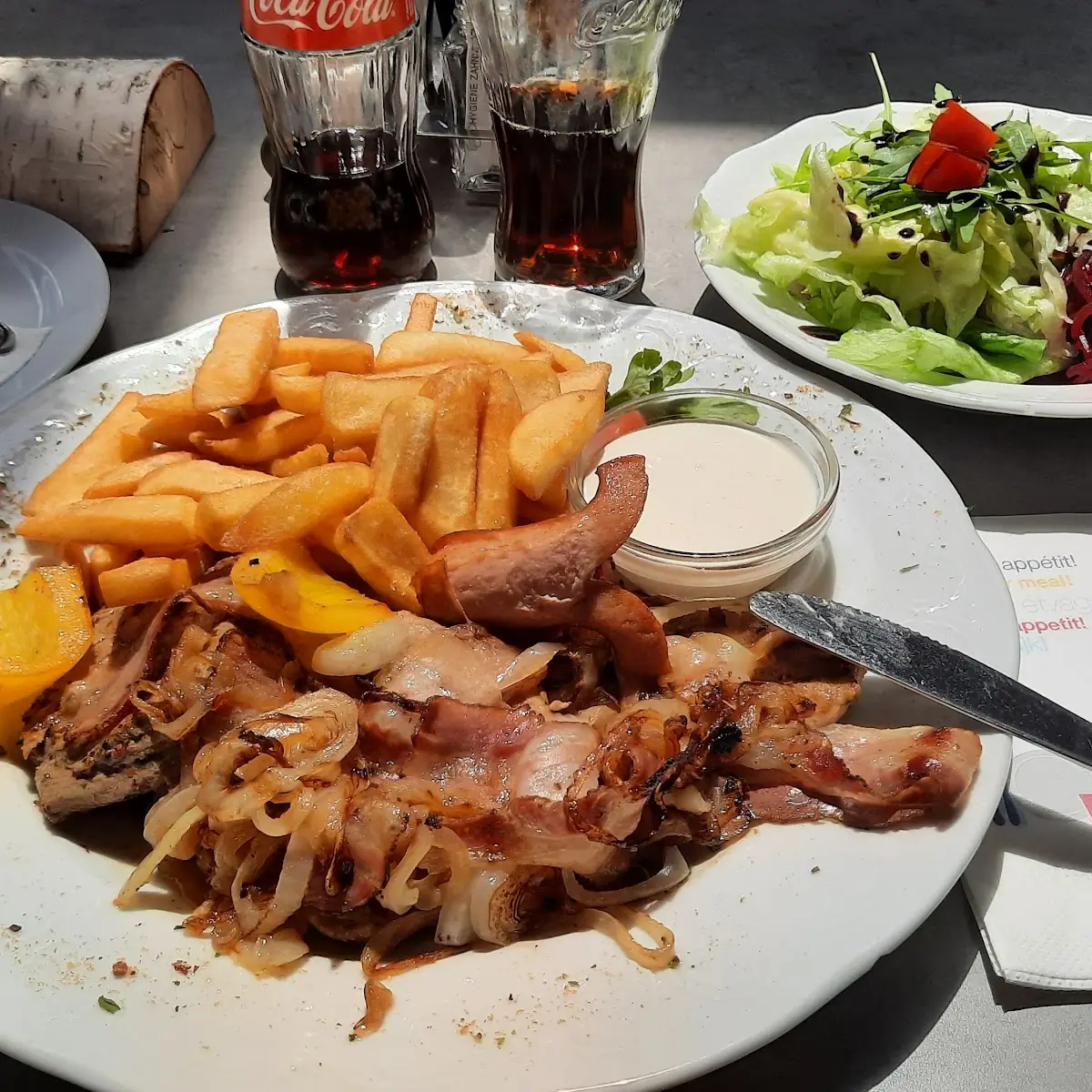 Grillteller Mit Gem Salat