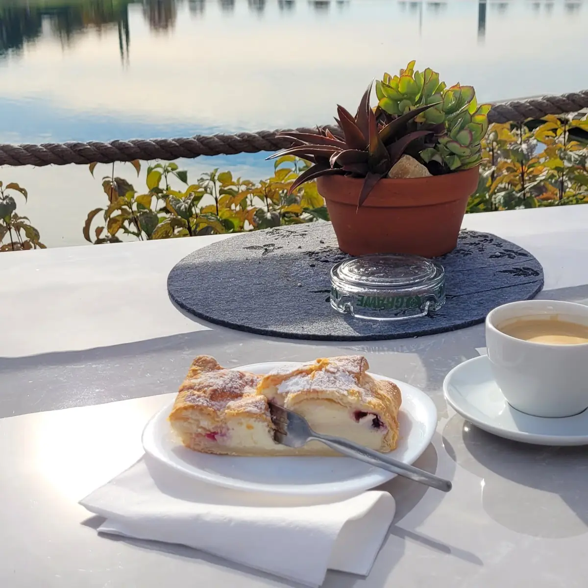Kaffee Und Topfenstrudel