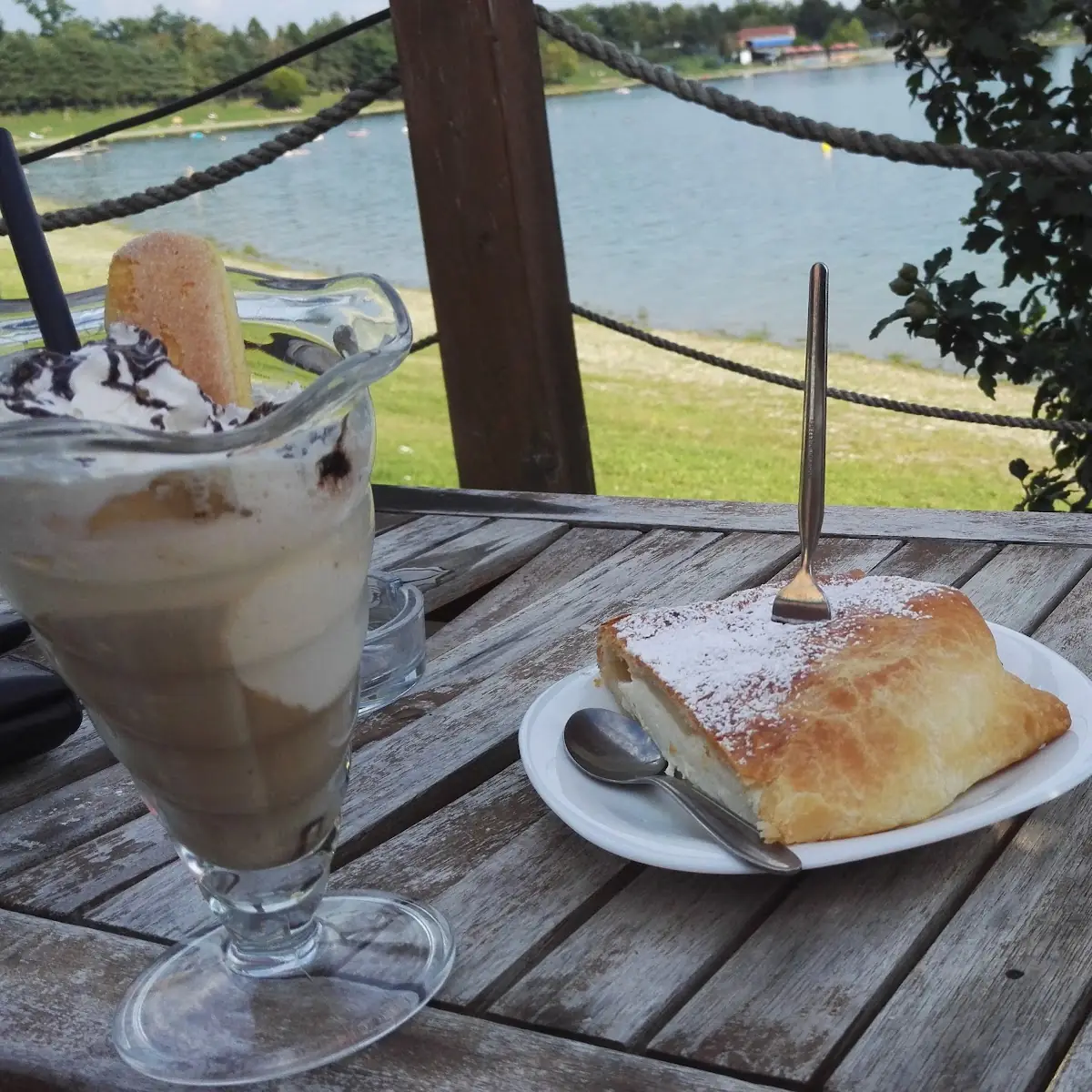 Topfenstrudel Mit Eiskaffee