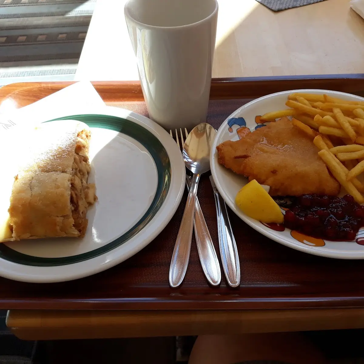 Apfelstrudel Mit Vanillesauce Wiener Schnitzel Mit Pommes Frites