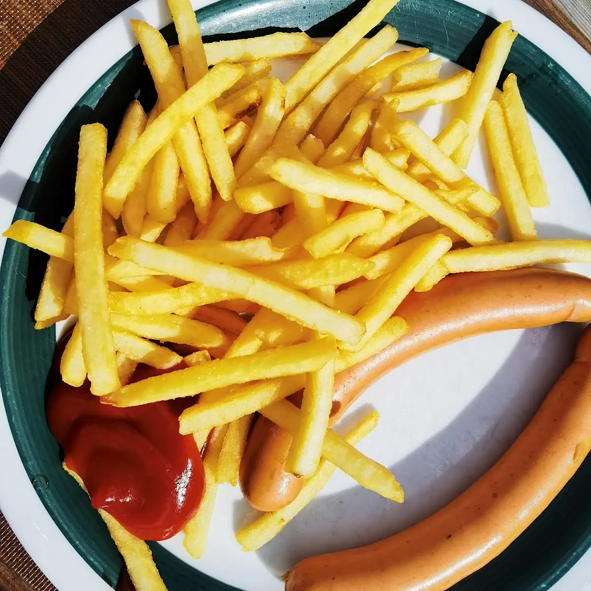 Würstl Mit Pommes Frites